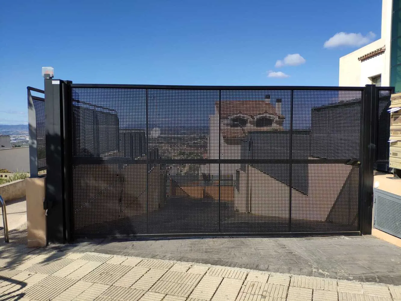 Puerta automática instalada por Mantenimientos Montejano